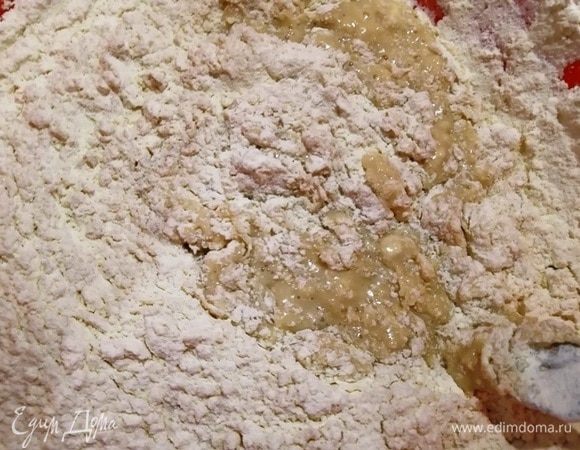 Постепенно добавляя муку, замешиваем мягкое тесто.