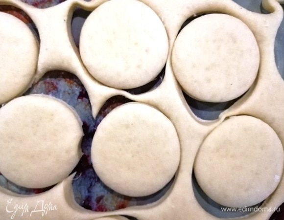 Раскатываем тесто в пласт толщиной около 1 см. Формочкой или стаканом вырезаем заготовки.