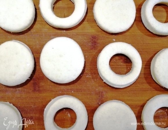 Я сделала пончики с дырочкой и без.