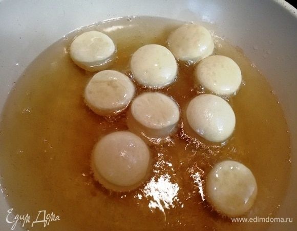 В сотейнике разогреваем большое количество растительного масла. Чтобы пончики правильно приготовились, я разогреваю масло на 6 делении из 9. В таком случае они хорошо прожарятся внутри и не сгорят снаружи.