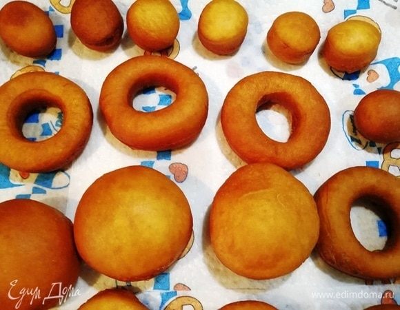 Готовые пончики выкладываем на бумажные полотенца. Остывшие пончики можно украсить по желанию глазурью или посыпать сахарной пудрой.