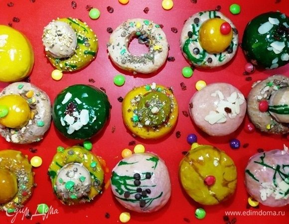 Круглые большие пончики я начинила кремом. А сверху на бублики уложила их же серединки.