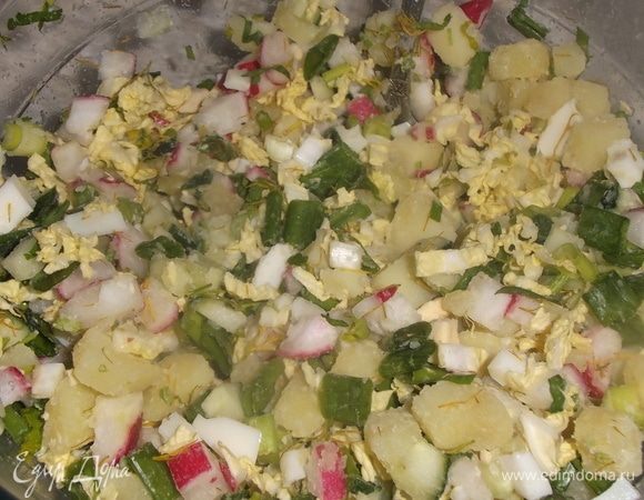 Яйца и картошку отварить. Все продукты нарезать, посолить и перемешать.