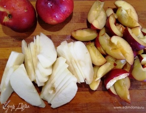 Для начала нарежем яблоко (у меня 1 шт, т.к. очень большое) и нектарины.