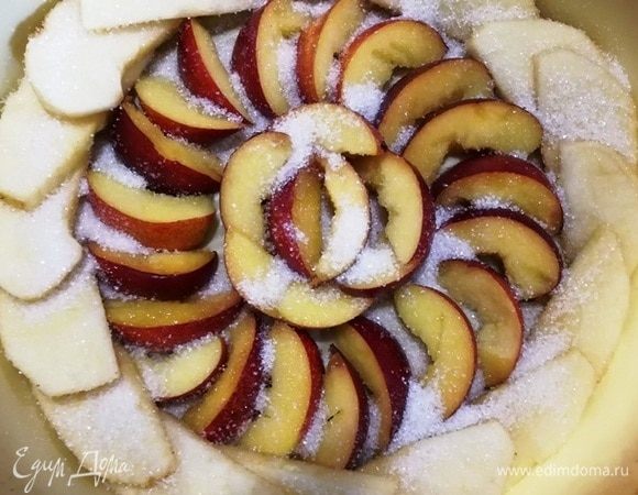 Уложим фрукты в форму для выпечки и щедро посыпаем сахаром (в рецепте указано только количество сахара для теста).