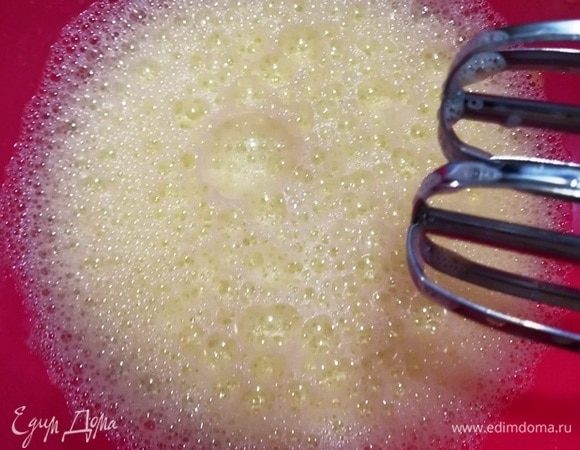 Взбиваем миксером до легкой пены.