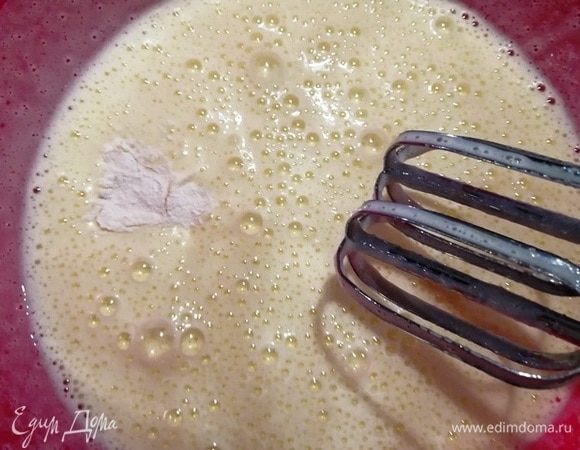 Добавляем сахар, соль, сметану, ванилин. Смешиваем миксером 7–10 минут до образования хорошей пены, увеличения объема и растворения сахара. Если вы не любите пышное тесто в шарлотке, сократите время взбивания. Миксер убираем, он больше не пригодится.