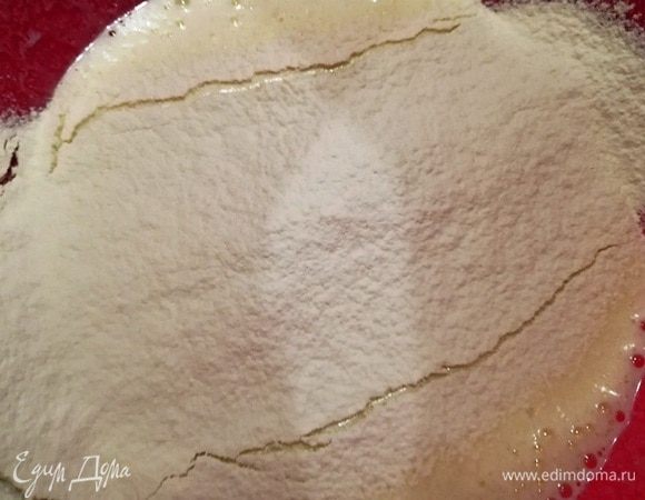 Добавляем просеянную муку и аккуратно вмешиваем ее в тесто с помощью силиконовой лопатки или деревянной ложки.