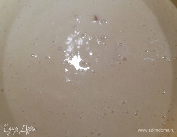 Выливаем тесто в форму на фрукты.