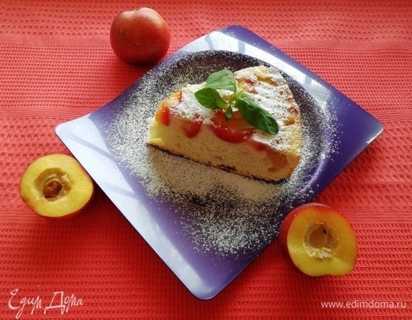 Вынимаем шарлотку из духовки, остужаем в форме и подаем, посыпав сахарной пудрой. Очень вкусно с шариком мороженого.