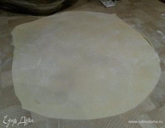 Тесто разделите на 3 части и раскатайте каждую часть в тонкий пласт.