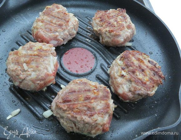 Сформировать небольшие котлеты, по желанию, обвалять в муке или панировочных сухарях (я в этот раз не стала). Жарить котлеты на среднем огне с двух сторон до золотистого цвета.