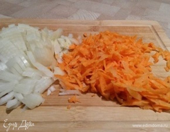 Мелко нарезаем лук, морковь натираем на крупной терке.