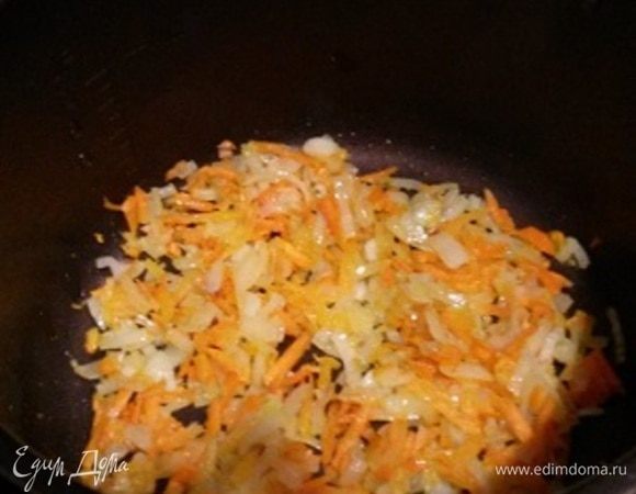 Обжариваем на растительном масле в течение 6–7 минут, до полуготовности.