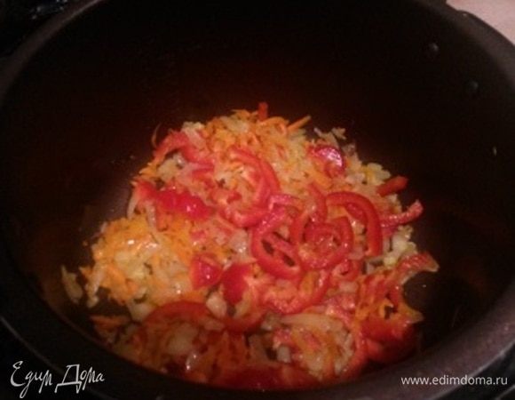 Нарежем тоненько сладкий болгарский перец и выложим его к луку и моркови. Обжарим минут 5.