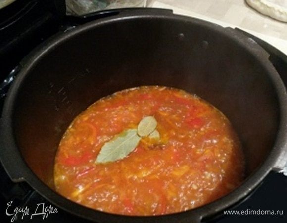 Добавим 2 столовые ложки томатной пасты, обжариваем еще 2–3 минуты и заливаем 1 литром воды. Солим и перчим по вкусу. Даем соусу покипеть 5 минут.