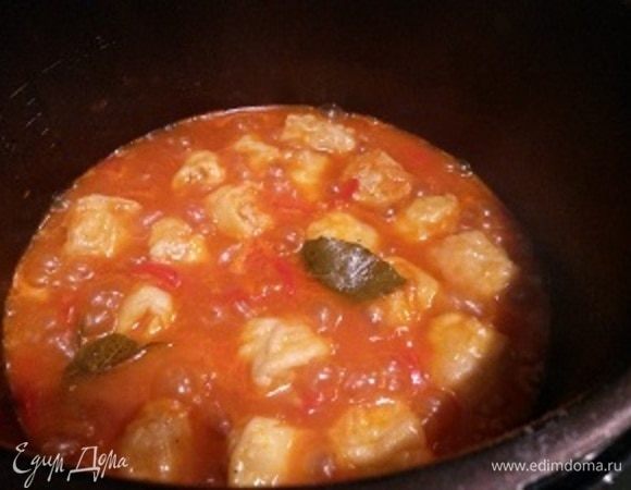 Выложите пельмени в соус и варите 10 минут, иногда помешивая. Подавайте горячими, полив соусом, в котором они тушились. При желании подайте к пельменям сметану и посыпьте их зеленью.