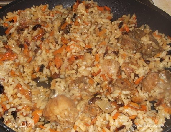 Гузки нарезать, обжарить на масле, поперчить. Добавить нарезанный лук. Жарить до изменения цвета. Прибавить морковь. Также обжаривать до изменения цвета на умеренном огне. Добавить зиру и барбарис. Слоем уложить промытый рис. Разровнять. Добавить воду. Не мешать. Довести до кипения. Посолить. Убавить огонь до минимума и под крышкой готовить до упаривания с поверхности воды. Головку чеснока очистить от верхнего слоя шелухи. Целиком воткнуть в центр плова. Под крышкой довести до готовности.