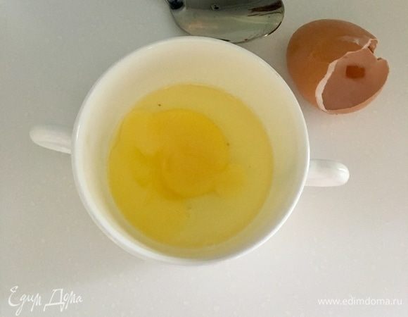В маленькую мисочку разбить одно яйцо, добавить столовую ложку воды. Размешать.