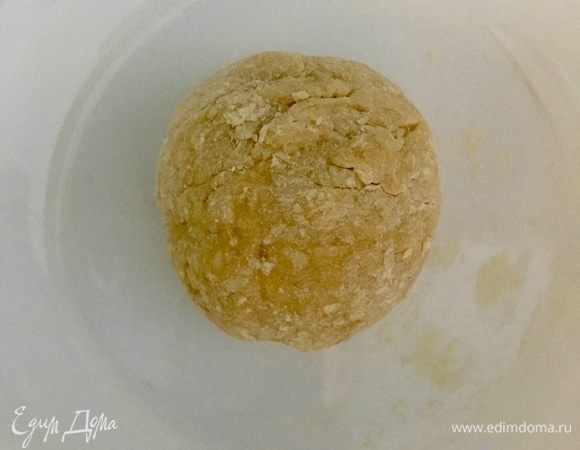 Вводить яйцо в муку частями. Понадобится не целое яйцо. У меня ушло чуть более половины. В общем, надо замесить крутое тесто, сформировать из него шар и оставить отдыхать примерно 30–40 мин.