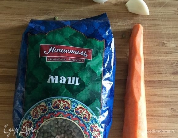 За это время почистим одну морковь, луковицу и пару зубчиков чеснока.