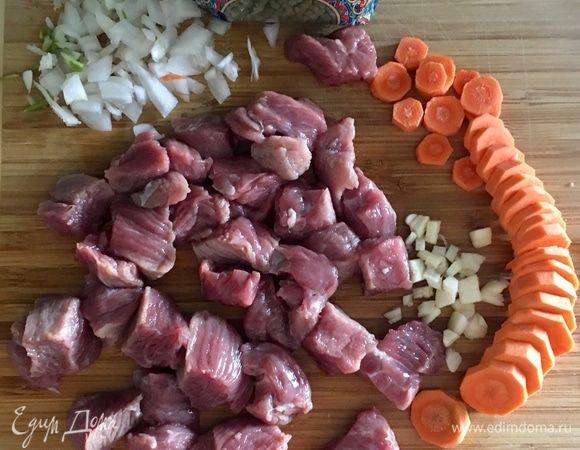 Лук нарезать кубиком. Морковь (у меня небольшая) нарезать кружочками. Чеснок мелко порубить.