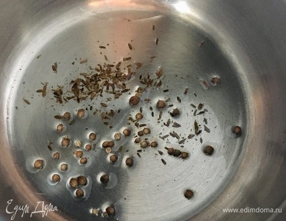 В кастрюле разогреть растительное масло и отправить в горячее масло специи: кориандр и зиру. Я даже не измельчала их в ступке. Сразу по кузне полетели пряные ароматы специй!