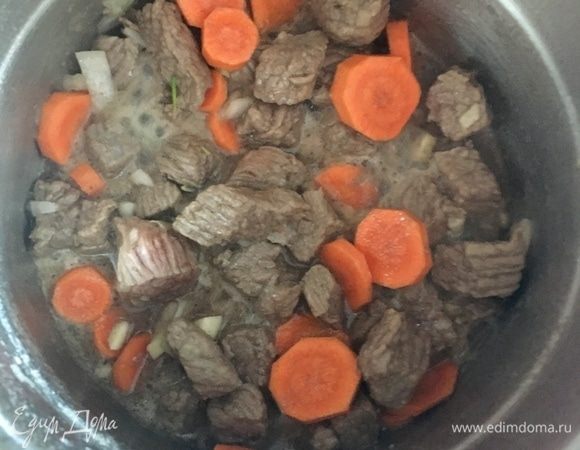 В мясо отправить говядину. Обжаривать несколько минут. Это, кстати, один из способ приготовления узбекских супов — с предварительной обжаркой мяса. Есть и второй способ — без обжаривания. И, как утверждает первоисточник, при предварительной обжарке мяса «готовые супы имеют своеобразный вкус и цвет, специфический аромат». Проверим! Обжарив говядину со всех сторон, отправляем к ней морковь, лук и чеснок. Перемешиваем, даем всем ингредиентам «познакомиться» и пропитаться ароматами масла и пряных специй