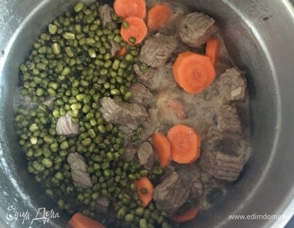 Отправляем в кастрюльку предварительно замоченный маш. Снова перемешиваем. Заливаем водой и варим до готовности маша. Это примерно 30 мин.