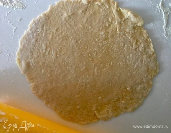 Пока варится говядина, маш и овощи, подготовим домашнюю лапшу. Раскатать тесто в пласт примерно 0,5 см толщиной.