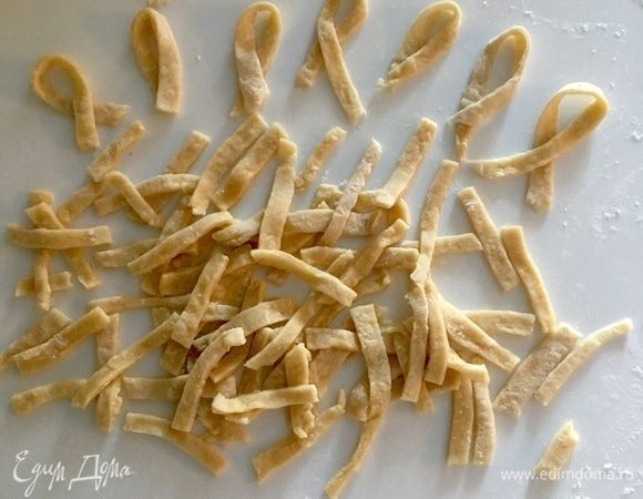 Нарезать на полосочки. Размер моей лапши примерно со спичку, а ширина 0,3–0,5 см.