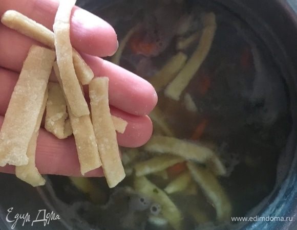 За 10 мин. до готовности супа отправить лапшу в кастрюльку и уже варить до готовности лапши. Это и есть около 10 мин.