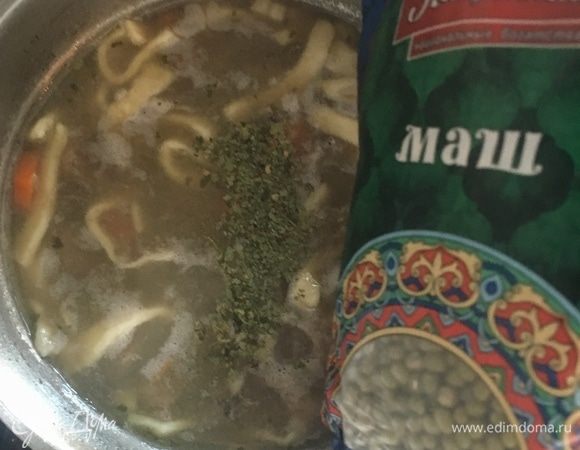 А в самую последнюю очередь посыпать сушеной кинзой. Все, суп готов! Очень просто, очень ароматно и ох как вкусно!