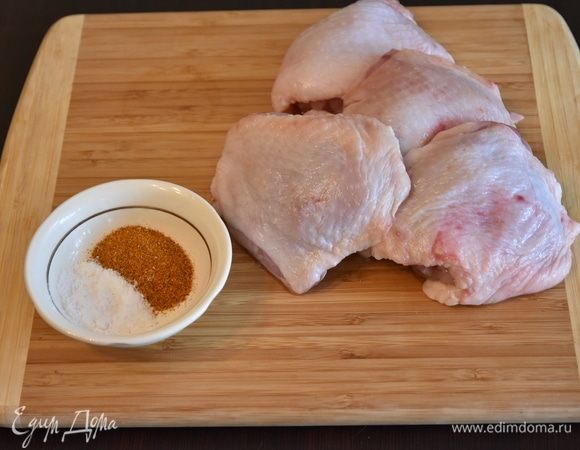 Для приготовления курицы на косточке по-турецки подготовить необходимые продукты: куриные бедрышки, соль и смесь специй для курицы.