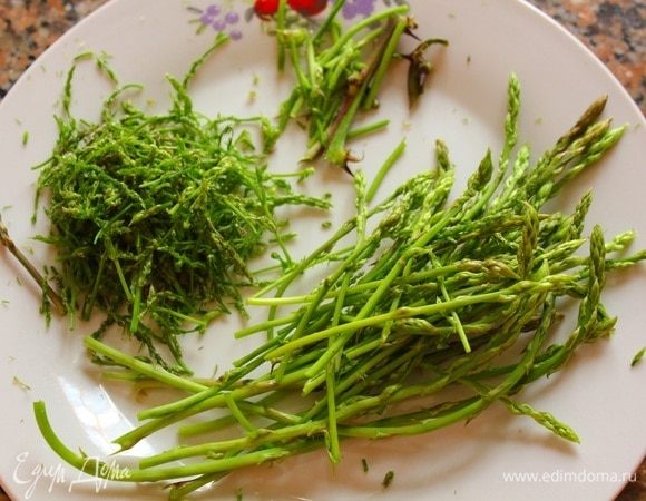 Лесная спаржа. Разобрать на большие и маленькие ростки. Здесь у меня вперемешку с ростками спаржи (те, что справа) уже переросшие ростки спаржи (те, что слева. Это так можно их назвать, уже молодые веточки ростков, из которых я стебель убрала, он твердый, а использовала нежные веточки), поскольку сезон подходит к концу в наших краях, но еще в самом расцвете на высоте 800–1000 м над уровнем моря, поэтому для меня сезон продолжается.