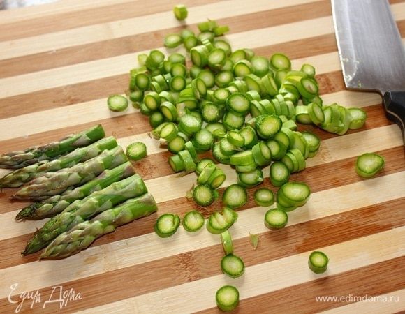 Далее отделить верхушки, отложить их в сторону. Стебли нарезать колечками толщиной в 2–4 мм.