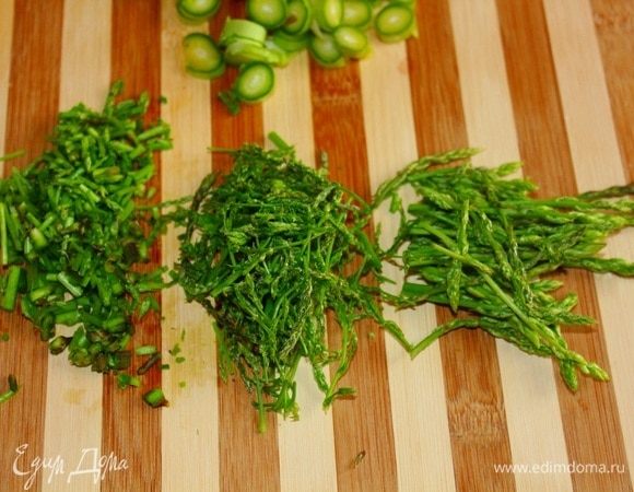 От стеблей ростков отделить верхушки, отложить в сторону. Стебли нарезать и нарезать помельче часть веточек стеблей, эту часть добавить к верхушкам, мы их используем в конце.