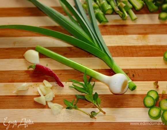Не забываем про чеснок! Подойдет и обычный зубчик-два чеснока. Но я взяла свежий чесночек с грядки. Добавить к нему 1 пеперончино (чили). Нарезать мелко пеперончино, часть чеснока, остальное оставить на потом.