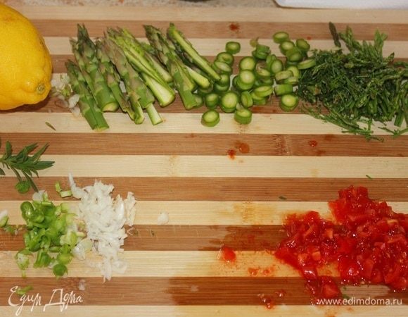 Вот она как раз, картинка того, что я называю «на потом». Я почти всегда делю приготовление пасты или ризотто на 2 части: основная и «на потом», в последнюю входит часть ингредиентов, которые я добавляю при выключении огня, т.е. они остаются свежими и не подвергаются термической обработке, что придает более яркий и свежий вкус блюду. Сюда я добавила помидоры черри, нарезанные мелкими кубиками.