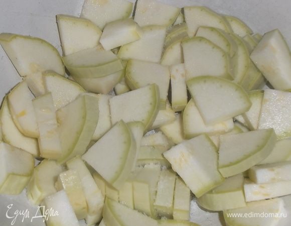 Молодые кабачки вымыть и нарезать толщиной 0,5 см. Посолить, перемешать.