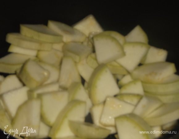 В кастрюле поставить на медленный огонь. Накрыть крышкой.