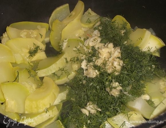 Добавить измельченный чеснок и укроп. Перемешать.