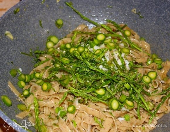 Перед тем, как выключить огонь, добавить измелченный чеснок (белая и зеленая часть), измельченный оставшийся тимьян, остатки стеблей покупной спаржи и верхушки лесной. Перемешать, выключить огонь.