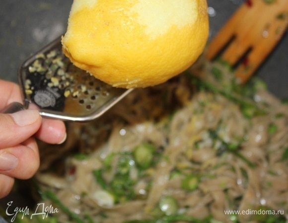 Натереть цедру лимона.