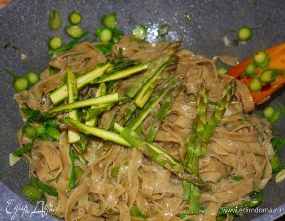 Добавить хрустящие верхушки покупной спаржи. Ммм...