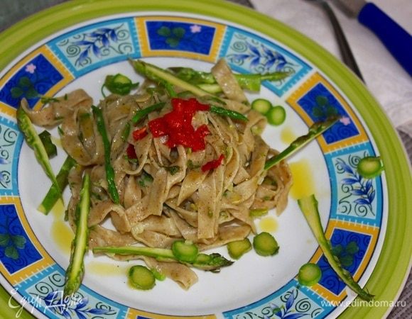 Вуаля! Тальятелле со спаржей готовы! Подавать, сбрызнув оставшимся оливковым маслом, украсив сверху измельченными помидорами черри. По вкусу можно поперчить и добавить тертого пармезана. Приятного аппетита! Buon appetito!