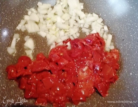 В сковороде разогреваем растительное масло и обжариваем лук с печенью в течение 5 минут.