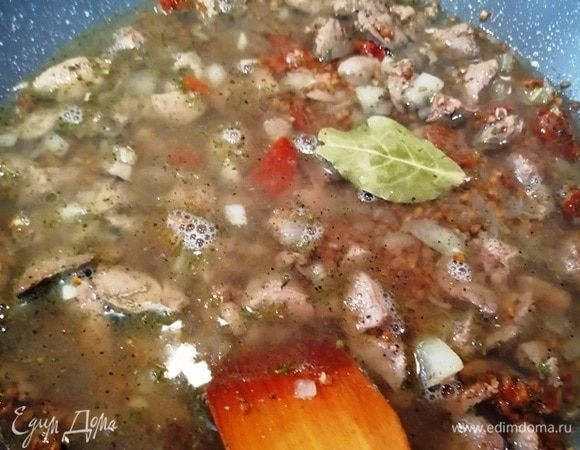 Добавляем воды столько, чтобы она покрыла содержимое сковороды на 1,5 см. Кладем лавровый лист. Накрываем крышкой и готовим гречу с печенью на небольшом огне 20–25 минут. За это время вся жидкость впитается.