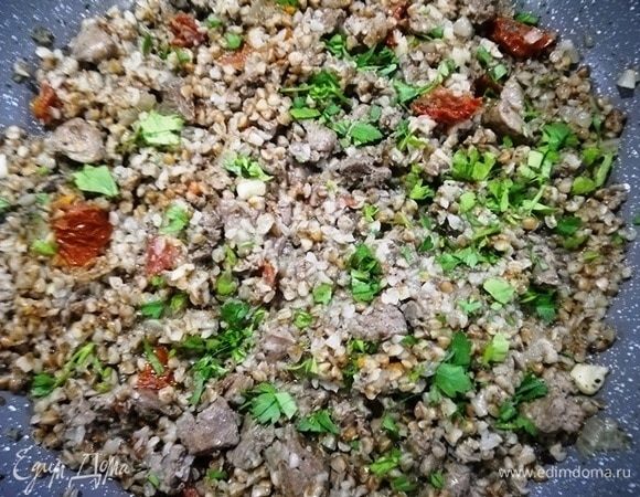 Блюдо готово! Греча осталась рассыпчатой, а печень получилась очень нежной.