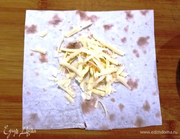 Пока готовилась греча с печенью, я приготовила корзиночки для подачи. Лаваш нарезаем квадратами со стороной примерно 12 см или по желанию. Посыпаем лаваш небольшим количеством сыра.